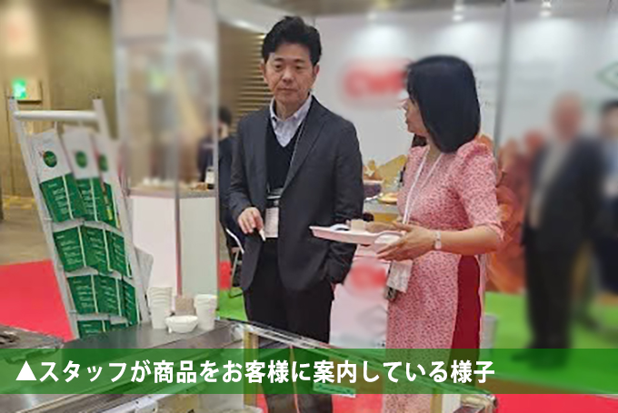 スタッフが商品をお客様に案内している様子|株式会社リベト商事 ICHIBAFOODS事業部